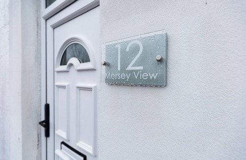 Runcorn Casa | Cosy House in Runcorn: Perfect for Families & Business Travelers! Free Parking