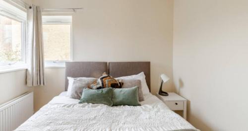 Milton Keynes Apartamento | Cosy House- Sleeps 7 Centrally Located Free Parking, Fast WIFI Smart Tv with Sky and Netflix Business Travellers Relocators Leisure Welcome