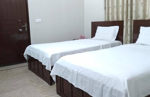 Gulshan-E-Jamal Hotel | Cosy Inn Guest House : Deluxe Twin Room