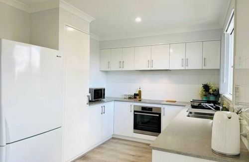 Preston Beach Casa | Cosy Lakeside Beach Retreat, lake views, pet friendly, sleeps 8, fishing, 4WD