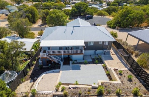 Preston Beach Casa | Cosy Lakeside Beach Retreat, lake views, pet friendly, sleeps 8, fishing, 4WD