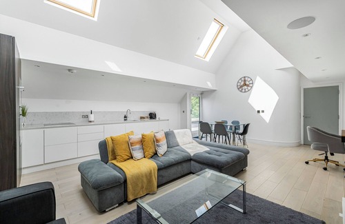 Hanger Hill Apartamento | Cosy Large Penthouse Apartment, 5 Minutes to Ealing Broadway Station