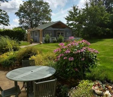 Llanfoist Chalet De Esquí | Cosy Log Cabin in Llanfoist village
