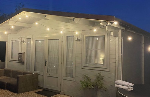 Ashbourne Cabina | Cosy Log cabin with hot tub and private garden in quaint Derbyshire Village.