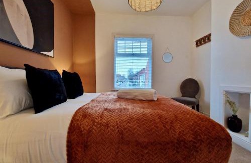 Coventry Casa | Cosy Luxury Home next to City Centre with Free Parking and Garden - Contractors & Relocators