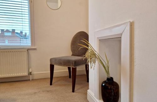 Coventry Casa | Cosy Luxury Home next to City Centre with Free Parking and Garden - Contractors & Relocators