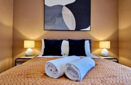 Coventry Casa | Cosy Luxury Home next to City Centre with Free Parking and Garden - Contractors & Relocators