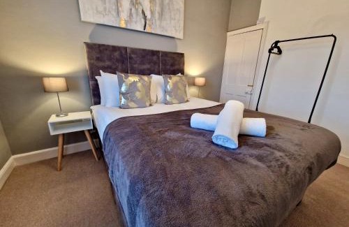 Coventry Casa | Cosy Luxury Home next to City Centre with Free Parking and Garden - Contractors & Relocators