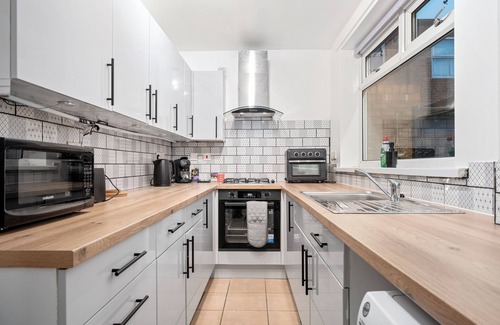 Salford Casa | Cosy Manchester 4-bed home with a fully equip kitchen, pet friendly!