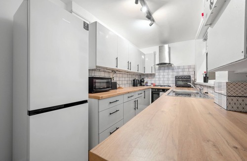Salford Casa | Cosy Manchester 4-bed home with a fully equip kitchen, pet friendly!