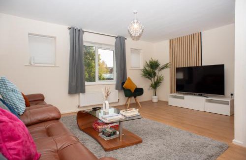 Gravesend Casa | Cosy, Modern home in Kent, Sleeps 8, Free Parking, 17min train to central London