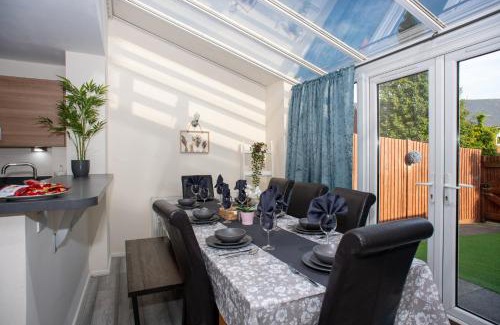 Gravesend Casa | Cosy, Modern home in Kent, Sleeps 8, Free Parking, 17min train to central London