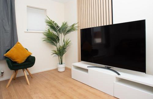 Gravesend Casa | Cosy, Modern home in Kent, Sleeps 8, Free Parking, 17min train to central London