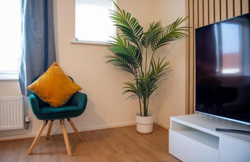 Gravesend Casa | Cosy, Modern home in Kent, Sleeps 8, Free Parking, 17min train to central London