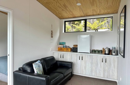 Moetapu Bay Cabina | Cosy modern two bedroom off-grid cabin, in the Marlborough Sounds