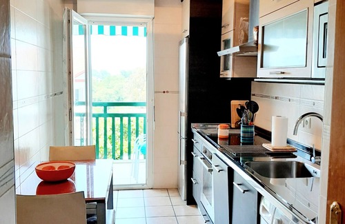 Hendaye Apartamento | Cosy mountain view apartment, 2 bedrooms, terrace and parking box