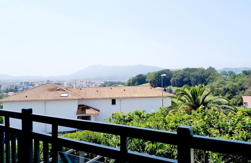 Hendaye Apartamento | Cosy mountain view apartment, 2 bedrooms, terrace and parking box