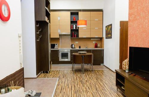 Nepszinhaz negyed Apartamento | Cosy nest close to Blaha sqr