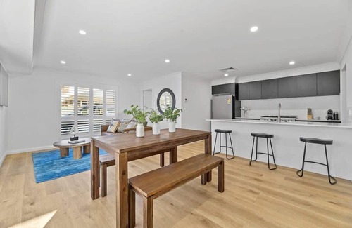 Orange Apartamento | Cosy on Curran | CBD Escape, EV Plug, Firepit