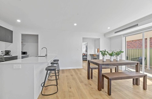 Orange Apartamento | Cosy on Curran | CBD Escape, EV Plug, Firepit