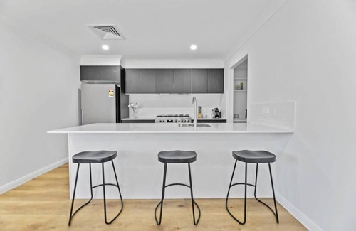 Orange Apartamento | Cosy on Curran | CBD Escape, EV Plug, Firepit