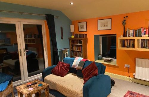 Thornhill Casa | Cosy one-bedroom Cottage - Parking Pets