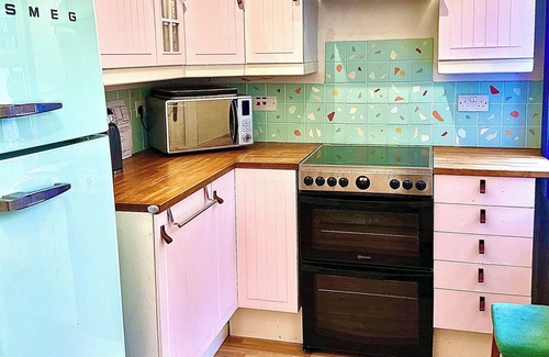 Cairnbaan Cabaña | Cosy Pet-Friendly Family Cottage Beside Crinan Canal Enclosed Garden Wood Burner