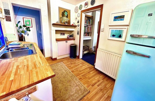 Cairnbaan Cabaña | Cosy Pet-Friendly Family Cottage Beside Crinan Canal Enclosed Garden Wood Burner
