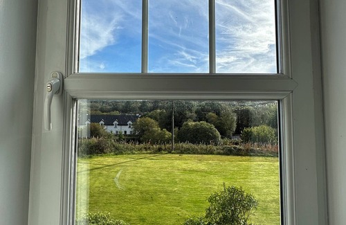 Cairnbaan Cabaña | Cosy Pet-Friendly Family Cottage Beside Crinan Canal Enclosed Garden Wood Burner