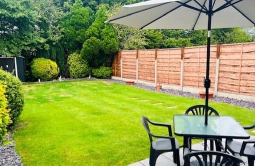 Hazel Grove Casa | Cosy Private 2 Bedroom Bungalow with Hot Tub