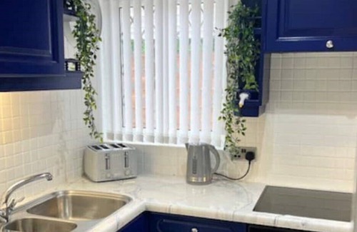 Hazel Grove Casa | Cosy Private 2 Bedroom Bungalow with Hot Tub