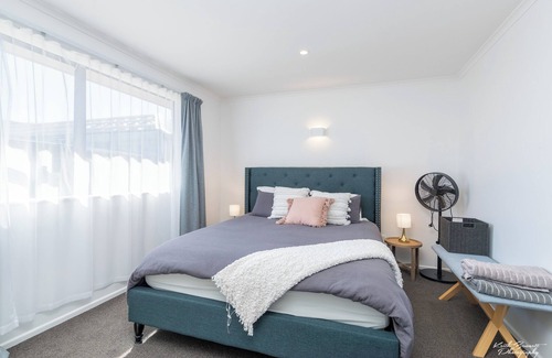 Petone Casa | Cosy, private, and central home with parking