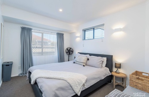 Petone Casa | Cosy, private, and central home with parking