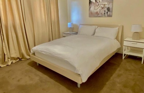 Thames Ditton Casa | Cosy Private Room with WiFi and all Streaming Platforms