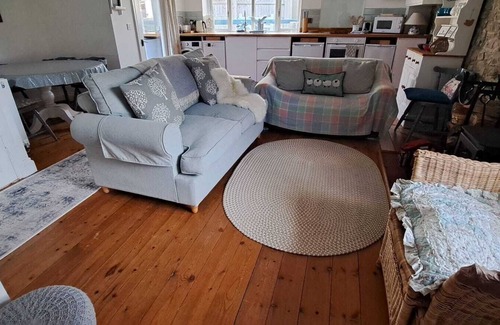 Kilgetty Cabaña | Cosy quiet cottage rural South Pembrokeshire