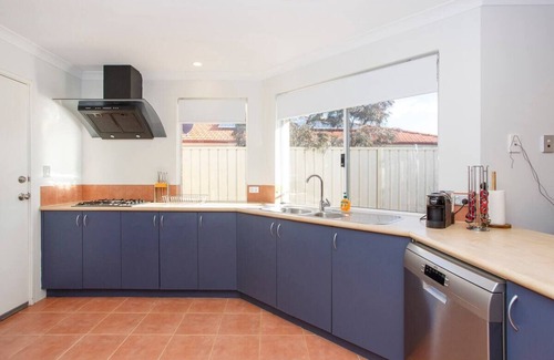 Baldivis Casa | Cosy Retreat, 10 minutes to beaches! Great for short or long stay holidays.