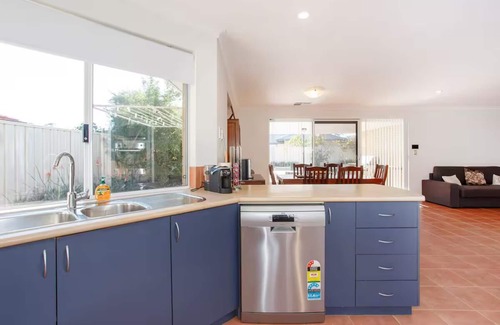 Baldivis Casa | Cosy Retreat, 10 minutes to beaches! Great for short or long stay holidays.