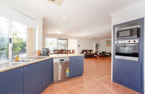 Baldivis Casa | Cosy Retreat, 10 minutes to beaches! Great for short or long stay holidays.