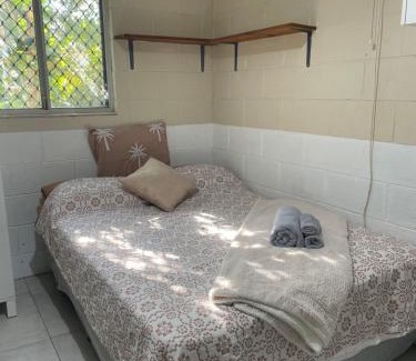 Jingili Cama Y Desayuno | Cosy room tropical garden