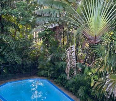 Jingili Cama Y Desayuno | Cosy room tropical garden