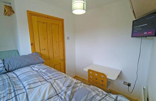 Bromley Cross Casa | Cosy Single Room l Smart TV l 5 Minute Walk from Train Station