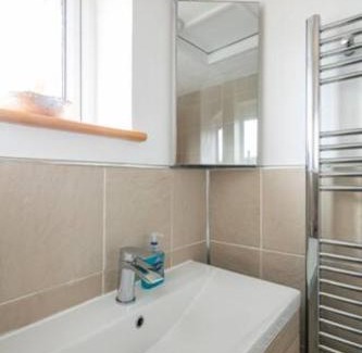 Bromley Cross Casa | Cosy Single Room l Smart TV l 5 Minute Walk from Train Station