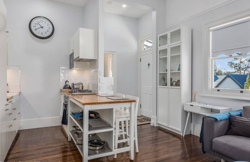 Hobart Central Business District Cabaña | Cosy Studio, "The Maid" easy walking to City