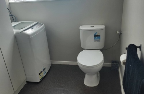 Upper Hutt Apartamento | Cosy studio walking distance to shops rails. 45 minutes from the city
