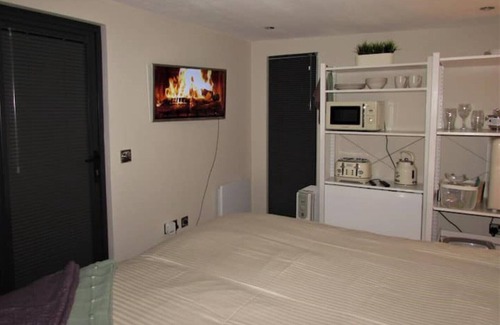 Blanefield Cabina | Cosy Studio with Hot Tub in Village Location