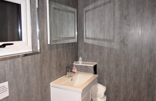 Blanefield Cabina | Cosy Studio with Hot Tub in Village Location