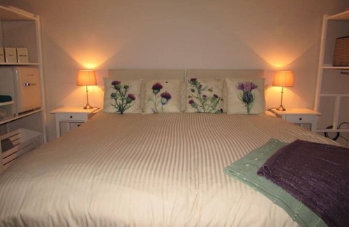 Blanefield Cabina | Cosy Studio with Hot Tub in Village Location