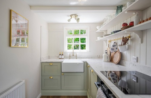 Woodbridge Cabaña | Cosy Suffolk Cottage - Big Beds, Gardens, Dog Friendly