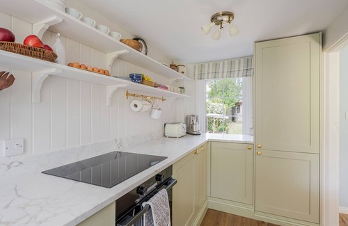 Woodbridge Cabaña | Cosy Suffolk Cottage - Big Beds, Gardens, Dog Friendly