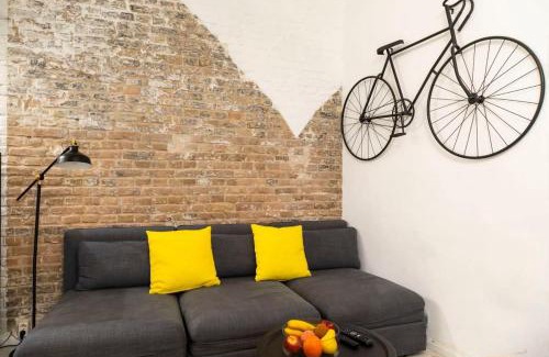 Neukoelln Apartamento | Cosy Three BR Two BTH plus AC plus Self CheckIn plus Street Parking
